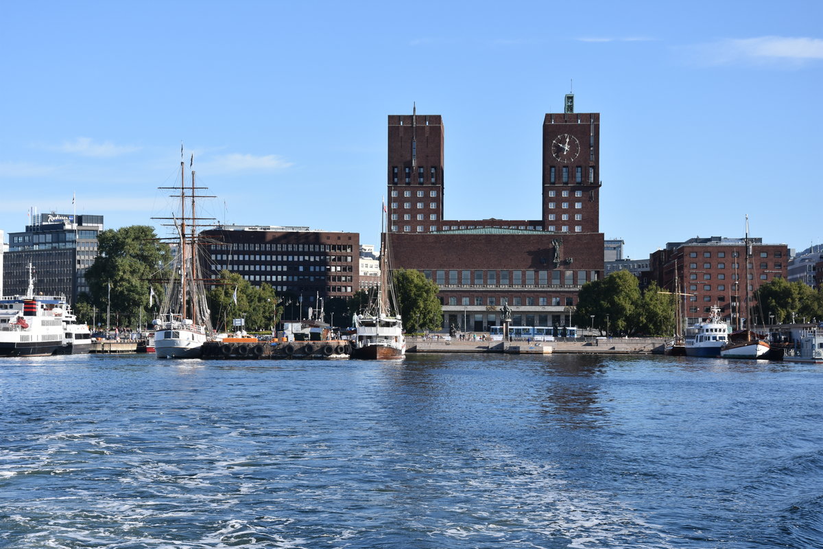 OSLO (Fylke Oslo), 08.09.2016, Blick von der Fhre auf das Rathaus