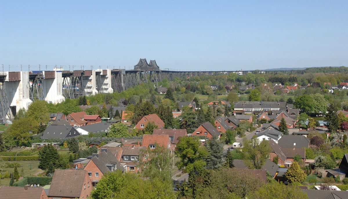 Osterronfeld und die Eisenbahnhockbrcke ber den Nord-Ostsee-Kanal vom Zug aus gesehen. Aufnahme: Mai 2011.