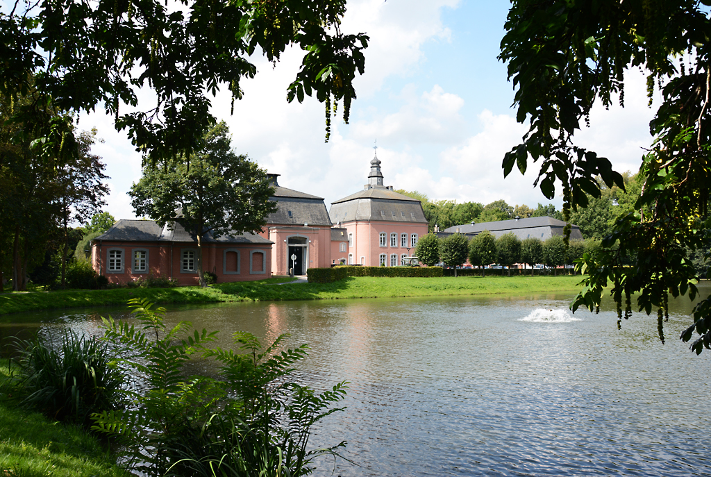 Ostflgel des Schlosses Wickrath, in dem der  Rheinische Pferdestammbaum  untergebracht ist. 21.08.2014