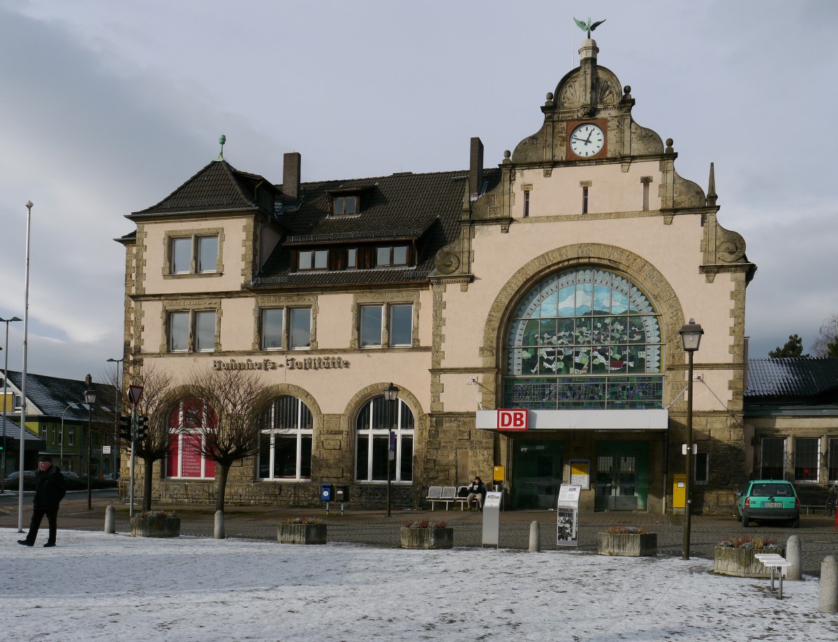 Ostgiebel des 1894 vollendeten Empfangsgebudes in (Bad) Harzburgmit schlichtem Treppengiebel mit seitlichen Voluten und Flgelrad als Giebelbekrnung; 24.01.2015
