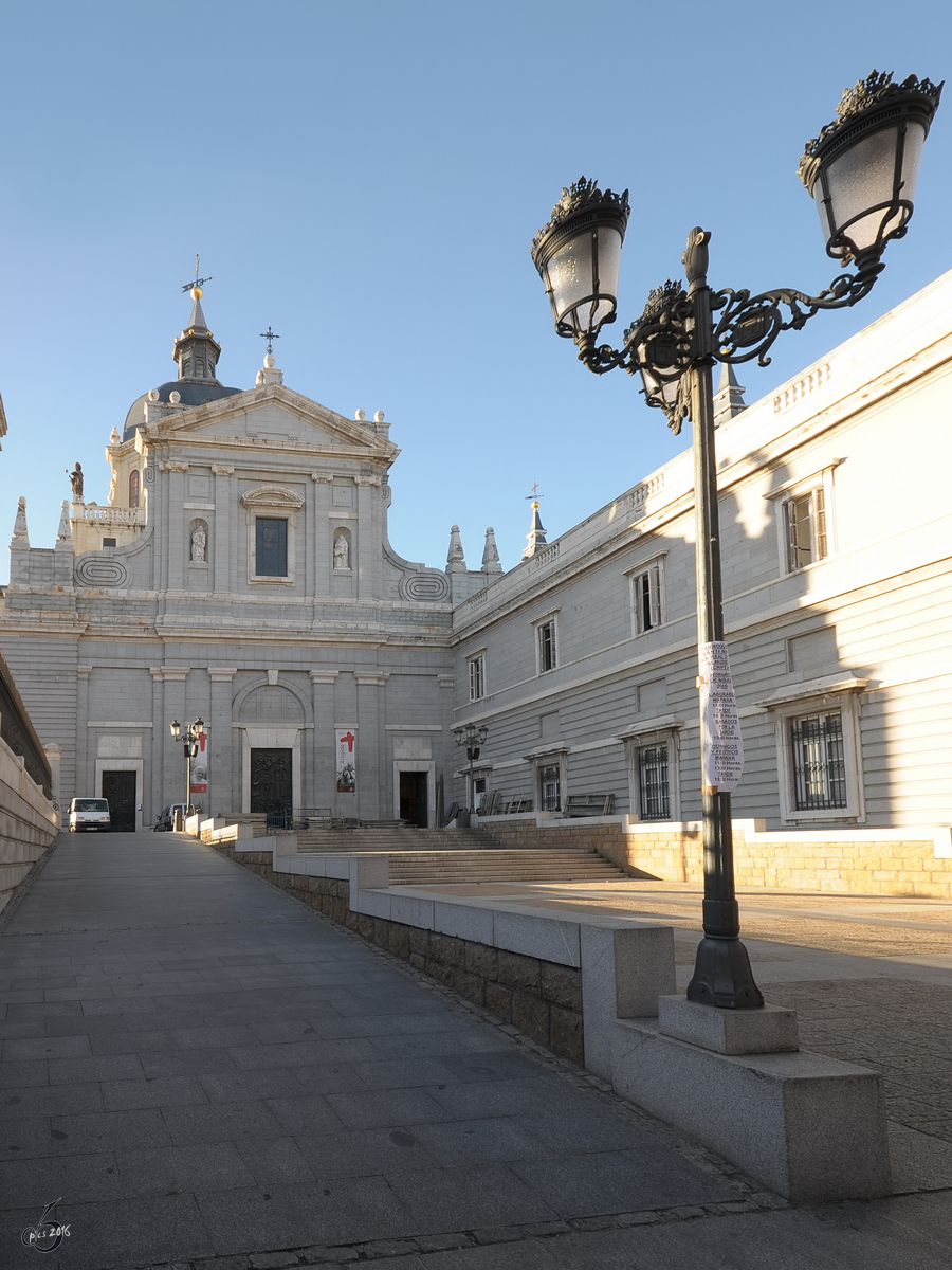 Ostportal der rmisch-katholischen Almudena-Kathedrale in Madrid. (Dezember 2010)