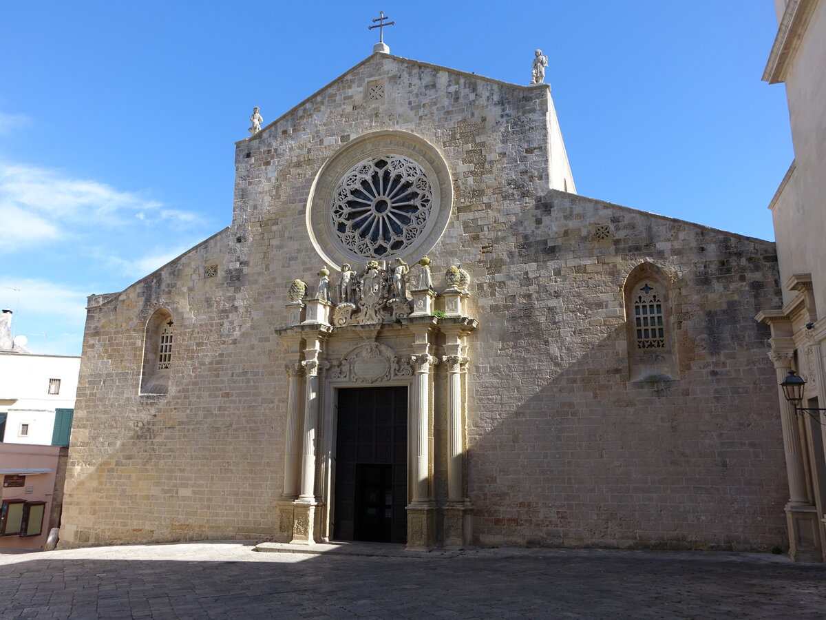 Otranto, Kathedrale St. Annunziata, dreischiffige romanische Sulenbasilika, erbaut ab 1080 (03.03.2023)