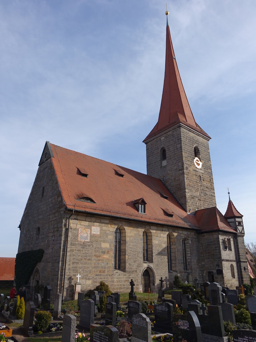 Ottensoos, Ev. Pfarrkirche St. Veit, Vierschiffige Hallenkirche, erbaut von 1450 bis 1460, nrdliches Seitenschiff von 1521, Chorturm im Kern 13. Jahrhundert, Turmausbau mit Spitzhelm 1471 (27.03.2016)