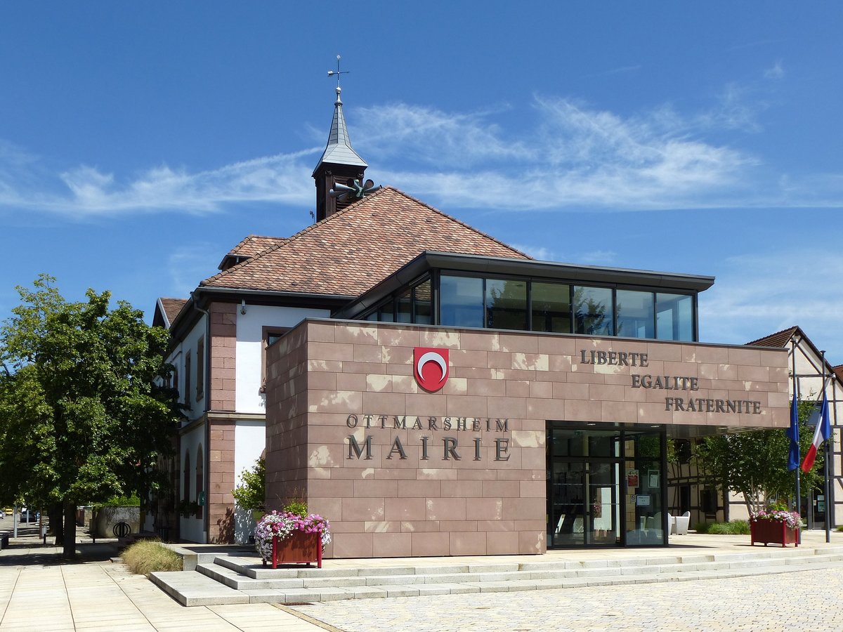 Ottmarsheim, das Rathaus der ca.1800 Einwohner zhlenden Gemeinde in der Rheinebene im Oberelsa, Juli 2017