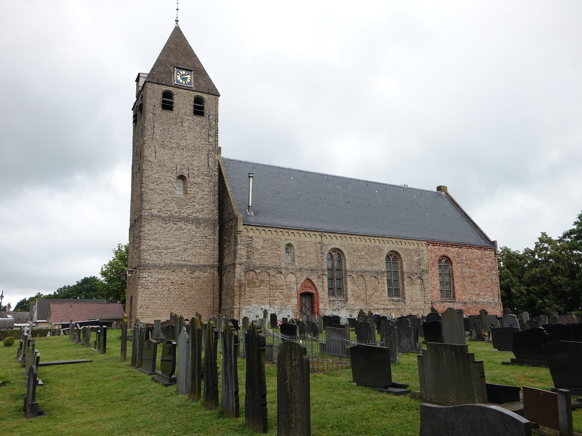 Oudega, niederl. Ref. St. Agatha Kirche, romanischer Tuffsteinbau aus dem 12. Jahrhundert, gotischer Chor (25.07.2017)