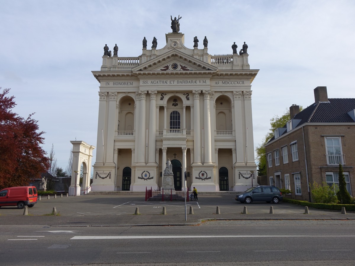 Oudenbosch, Basilika St. Agatha und Barbara, erbaut von 1867 bis 1890 durch P. Cuypers und G. Swaay, eine verkleinerte Kopie des Petersdom und der Lateranbasilika, 
Fassade von 1892 (01.05.2015)