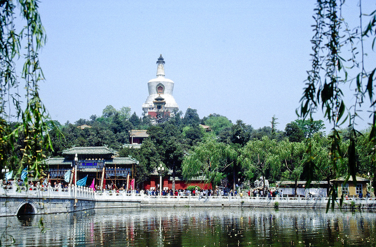 Pagode im Neuen Sommerpalast Pekings. Bild vom Dia. Aufnahme: Mai 1989.