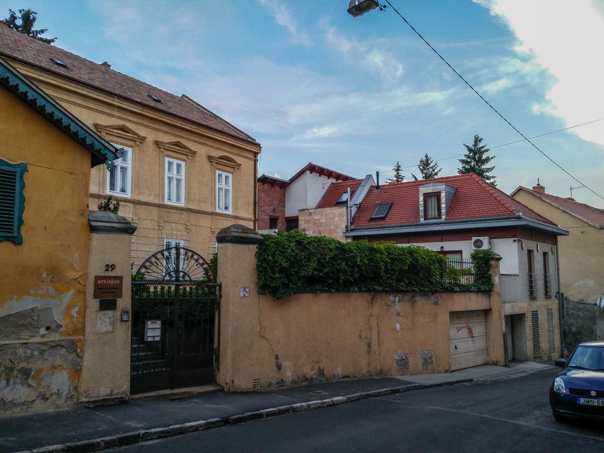 Papnvelde utca, Pcs. Eine stimmige Strae in der nordostlichen Grnze der Altstadt. Aufnahmedatum: 18.05.2018