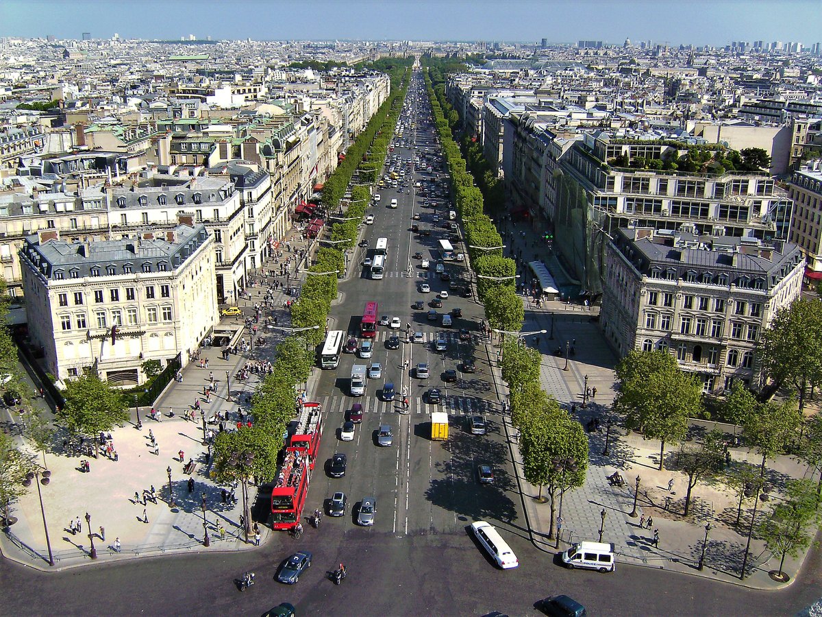 Paris, 8. Arrondissement. Avenue des Champs-lyses, vom Arc de Triomphe aus in stlicher Richtung gesehen - 06.05.2008