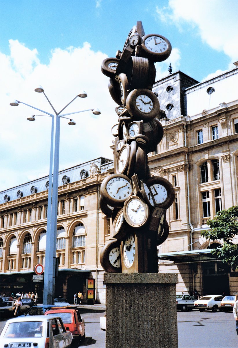 Paris, 8. Arrondissement, Uhren-Skulptur vor dem Bahnhof Saint-Lazare.  L'Heure de tous  (1985) des franzsischen Objektknstlers Arman (* 1928 † 2005) - 24.07.1986