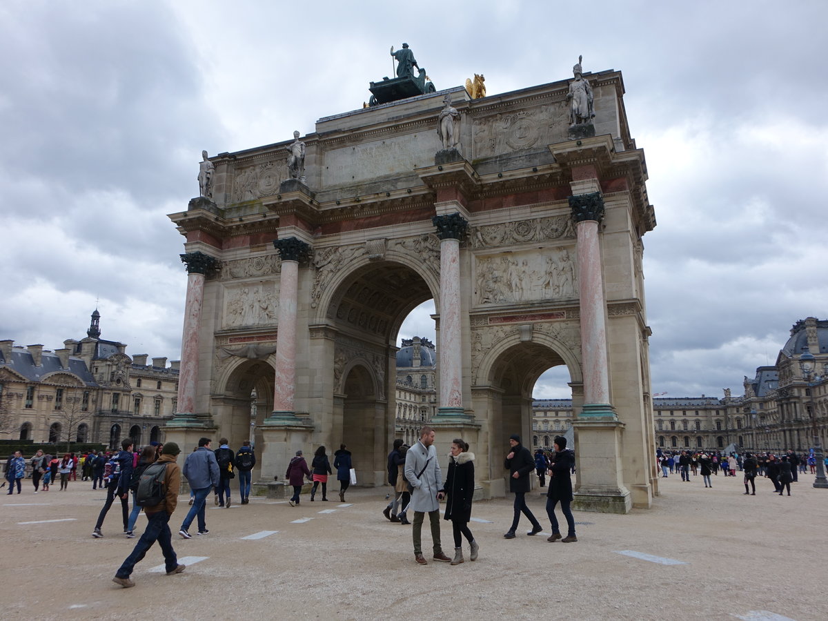 Paris, Arc de Triomphe du Carrousel  zwischen Louvre und Tuilerien, erbaut durch Napoleon I. von 1807 bis 1809 zum Gedenken an seine Grande Arme (30.03.2018)