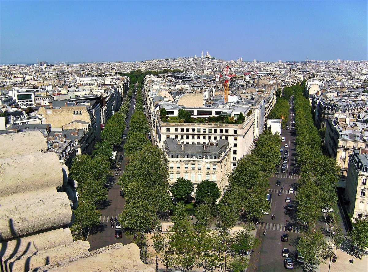 Paris, Blick vom Arc de Triomphe in Richtung Montmartre und Sacr-Coeur. Links die Avenue Hoche, rechts die Avenue de Friedland - 06.05.2008