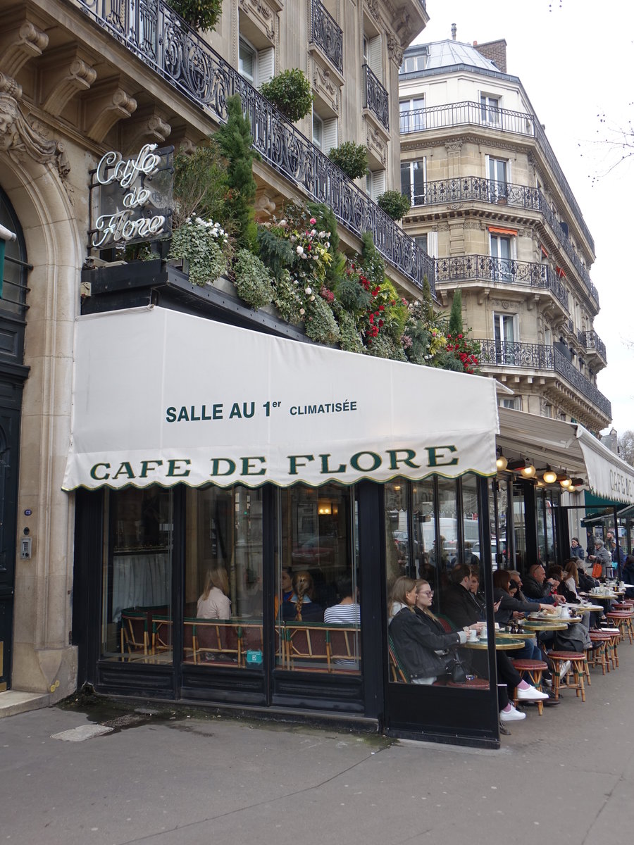 Paris, das Caf de Flore ist ein Caf im Quartier Saint-Germain-des-Prs des 6. Arrondissements in Paris. Es liegt an der Ecke des Boulevard Saint-Germain Nr. 172 und der Rue Saint-Benot (31.03.2018)