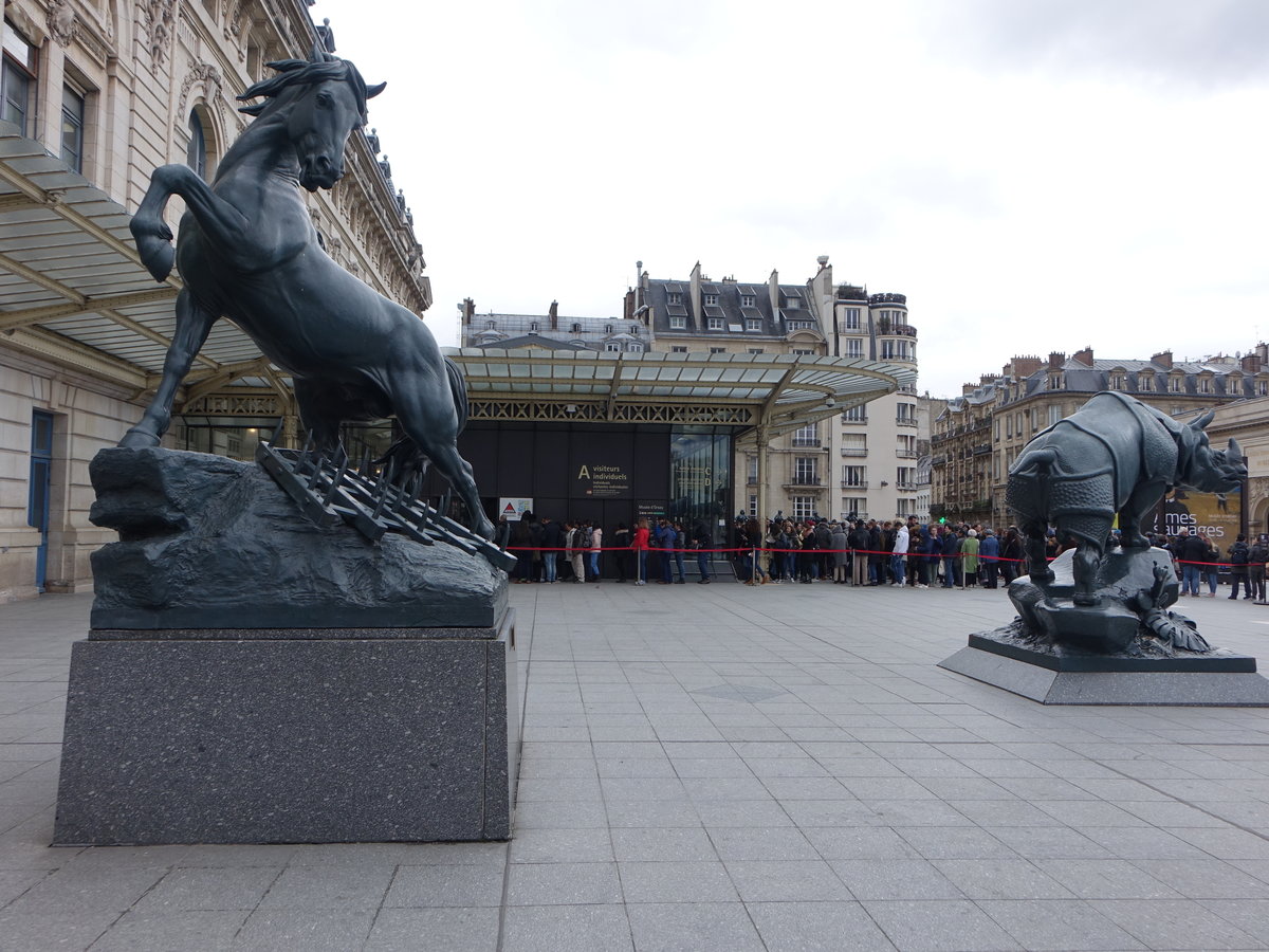 Paris, Figuren vor dem Musee Orsay in Rue de la Legion d´Honneur (30.03.2018)