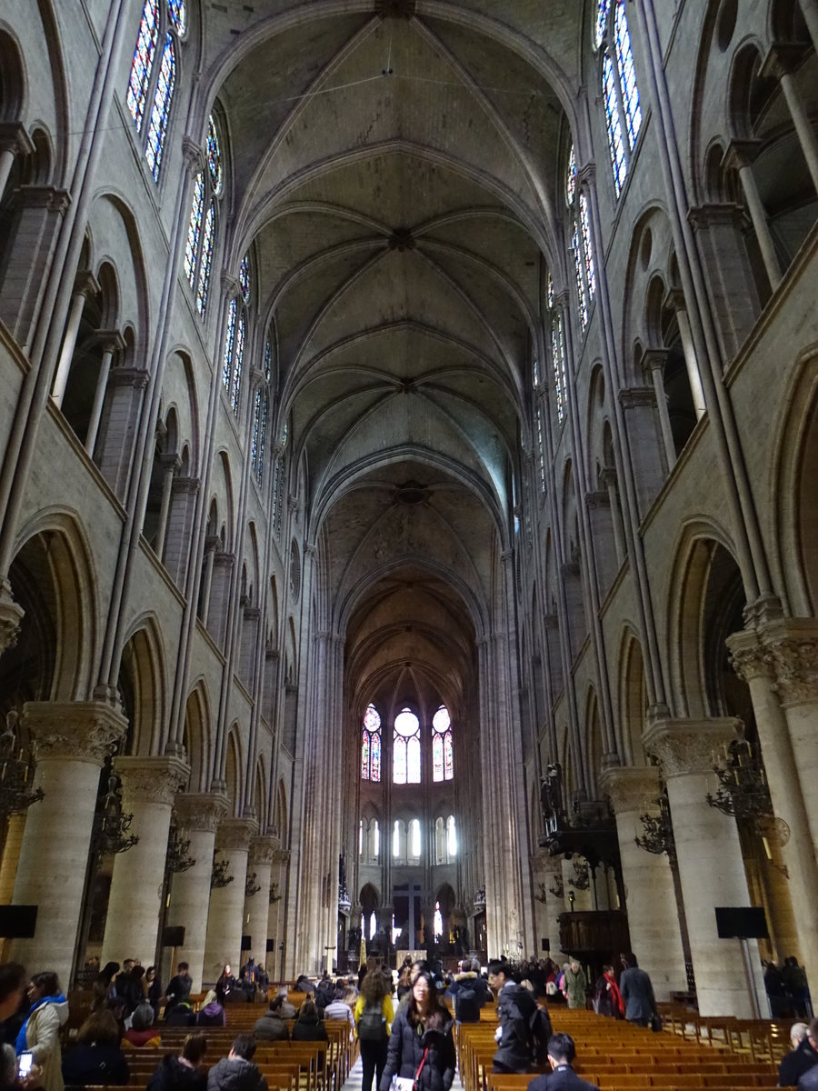 Paris, gotisches Mittelschiff der Kathedrale Notre-Dame (31.03.2018)