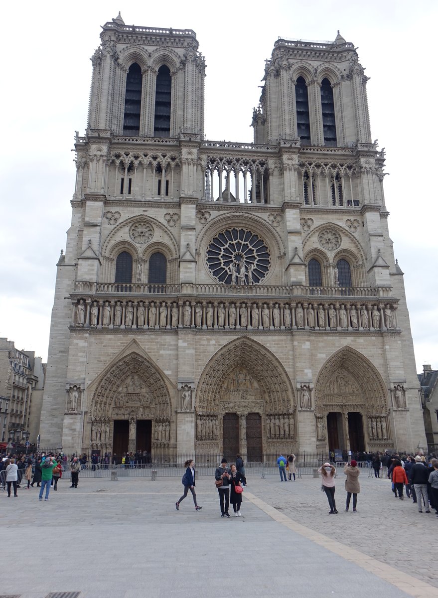 Paris, Kathedrale Notre-Dame, erbaut ab 1163 durch Bischof Maurice de Sully, Chor und Querschiff 12. Jahrhundert, Hauptfassade mit zwei 69 Meter hohen Trmen (31.03.2018)