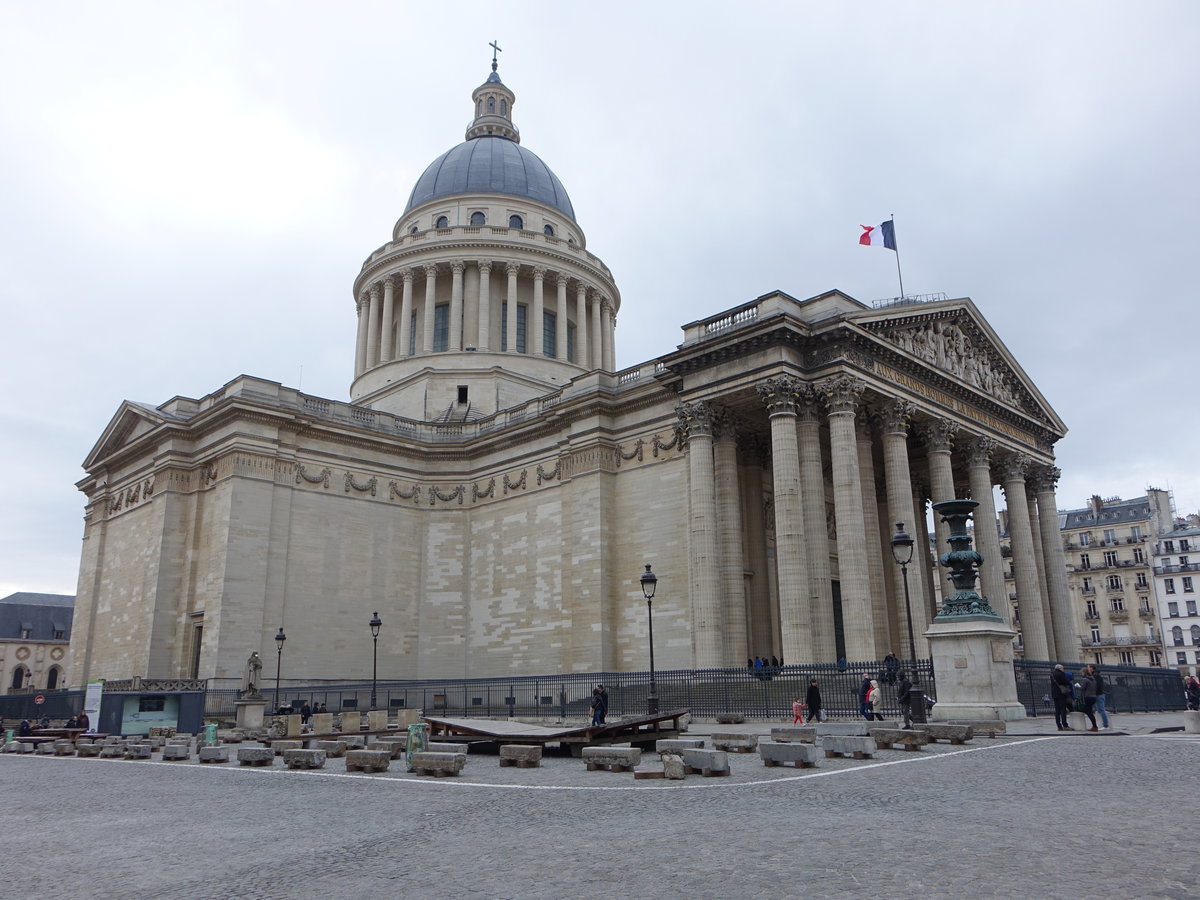Paris, Pantheon, auf dem hchsten Punkt des linken Seine Ufer birgt das riesige Pantheon die Grabsttten berhmter Pernlichkeiten, erbaut ab 1755 durch den Architekten Soufflot (31.03.2018)