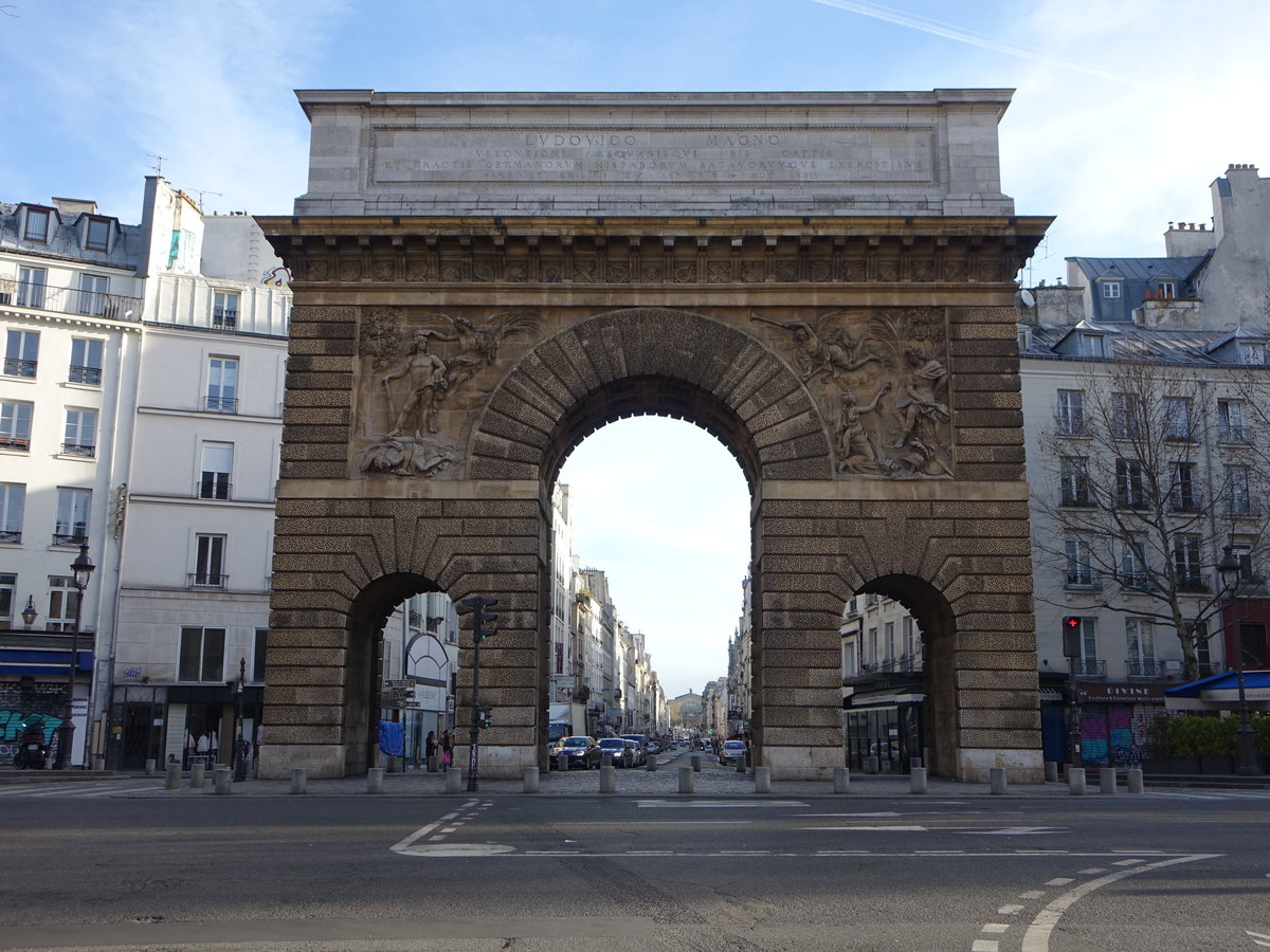 Paris, das Porte Saint-Martin ist wie die Porte Saint-Denis ein Triumphbogen aus dem 17. Jahrhundert an den Grands Boulevards, erbaut 1674 durch Pierre Bullet (31.03.2018)