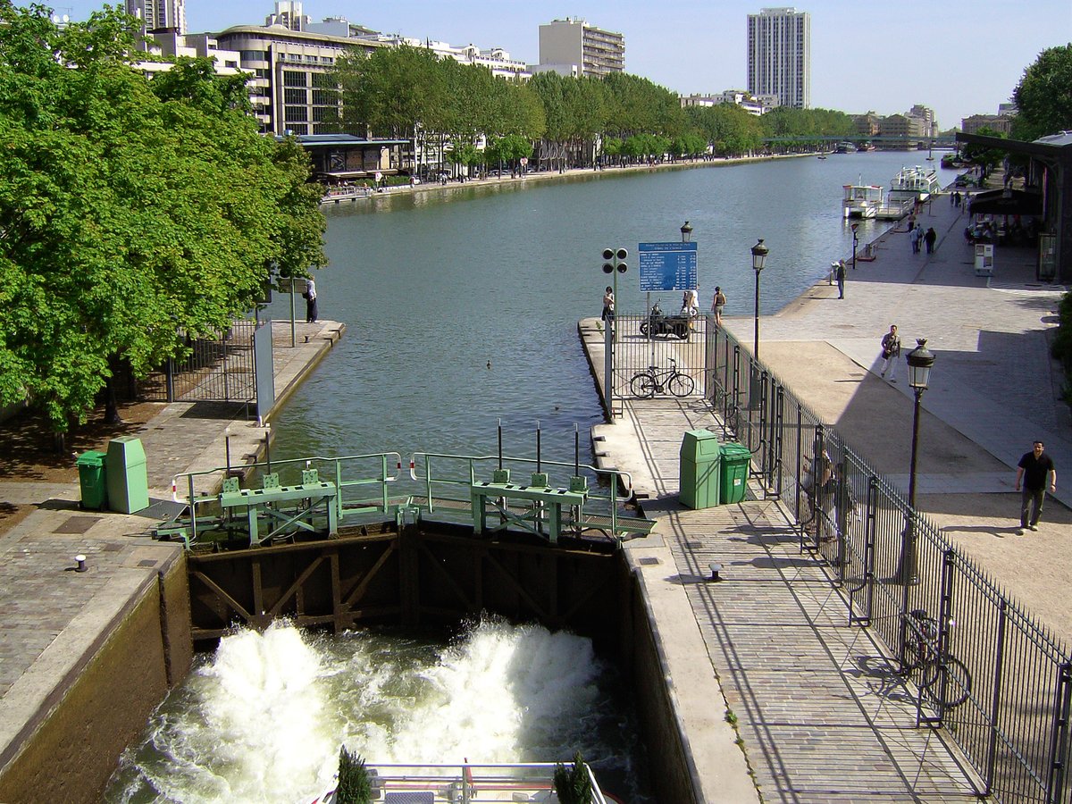Paris, Schleuse de la Villette am Canal Saint-Martin, mit Sicht in Richtung Bassin de la Villette, das grte knstliche Gewsser von Paris - 04.05.2008