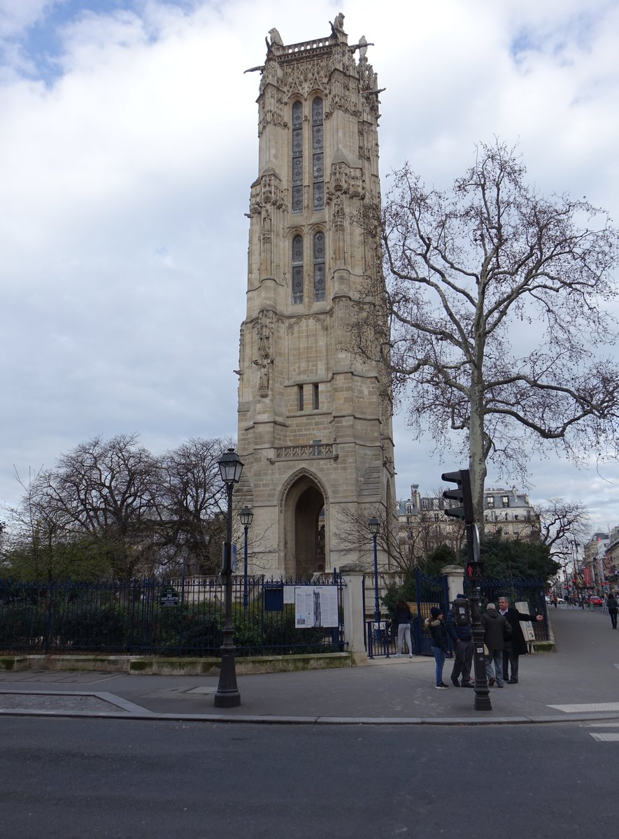 Paris, Turm Saint-Jacques, der heutige Glockenturm ist ein berbleibsel der im Stil der Sptgotik gebauten Kirche Saint-Jacques-la-Boucherie (31.03.2018)