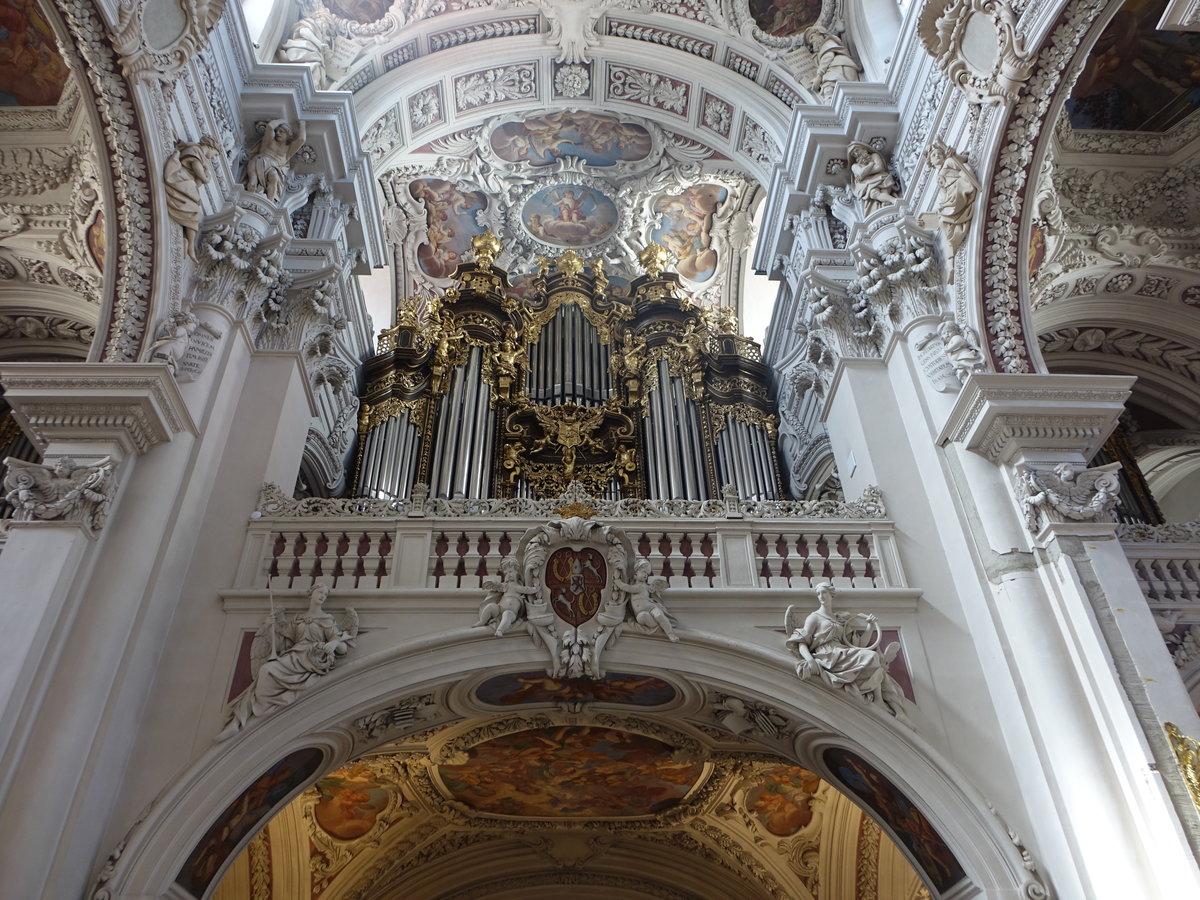 Passau, Hauptorgel auf der Westempore im Dom St. Stephan, erbaut durch die Orgelbaufirma Eisenbarth (22.04.2019)