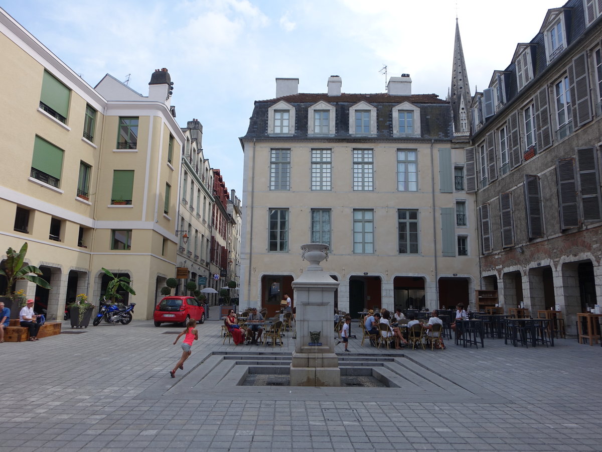 Pau, Gebude und Brunnen am Place Reine Marguerite in der Altstadt (27.07.2018)