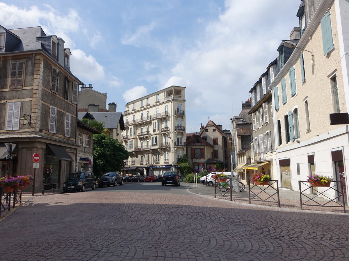 Pau, historische Gebude in der Rue Gassion in der Altstadt (27.07.2018)