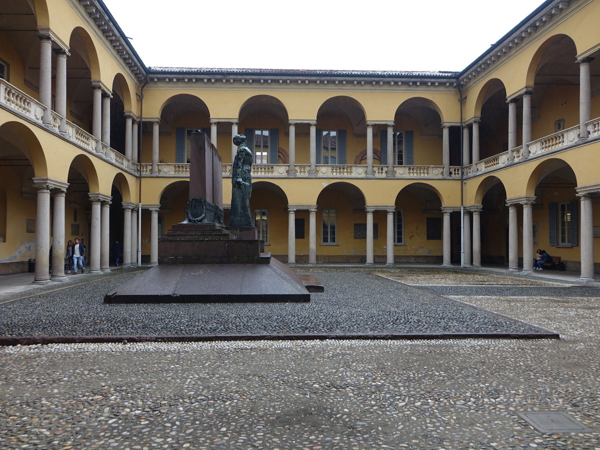 Pavia, Innenhof in der Universitt, gegrndet 1361 (01.10.2018)