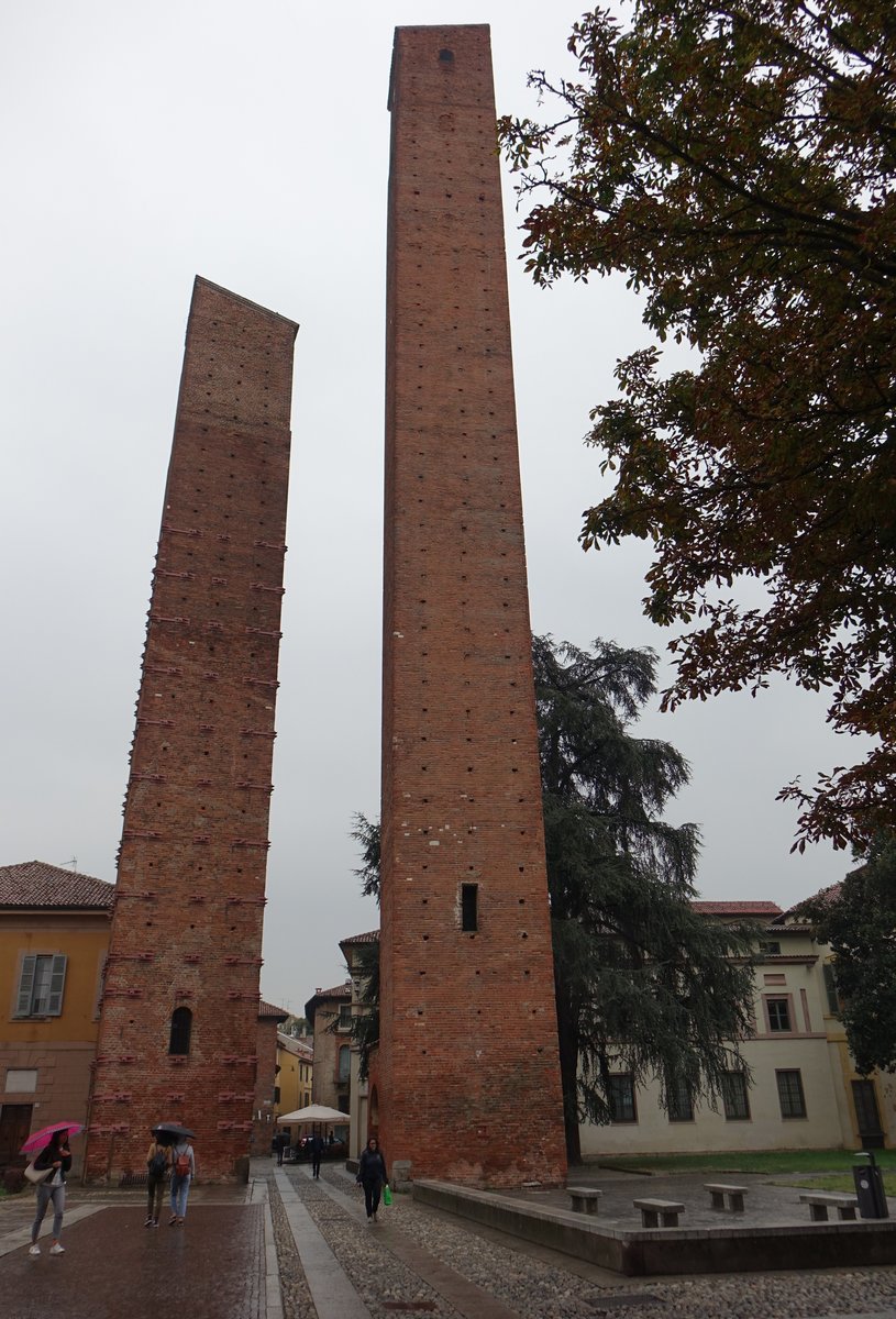 Pavia, mittelalterliche Wehrwohntrme an der Piazza Leonardo da Vinci (01.10.2018)