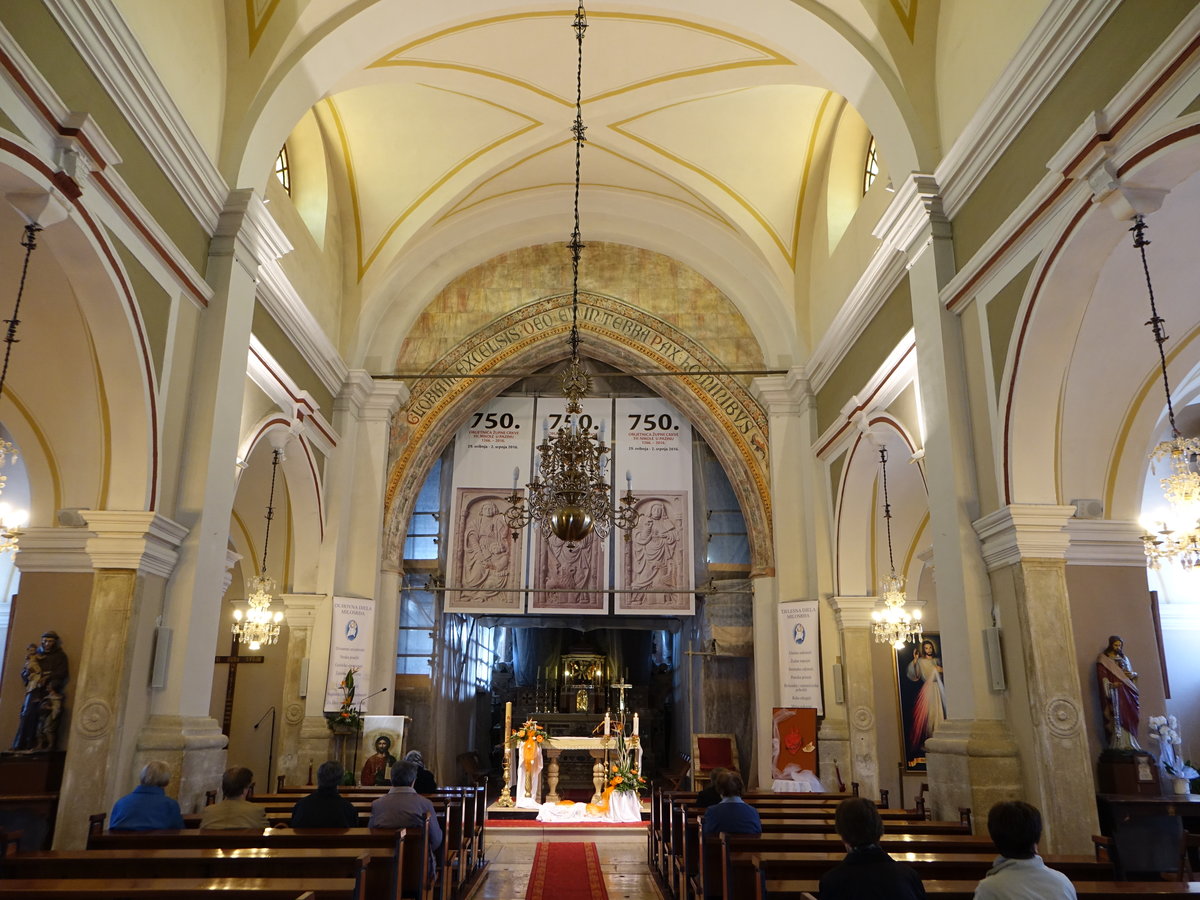 Pazin, Innenraum der Pfarrkirche St. Nikolaus in der Muntlijska Strae, Hochaltar von Pasquale Lazzarini (29.04.2017)