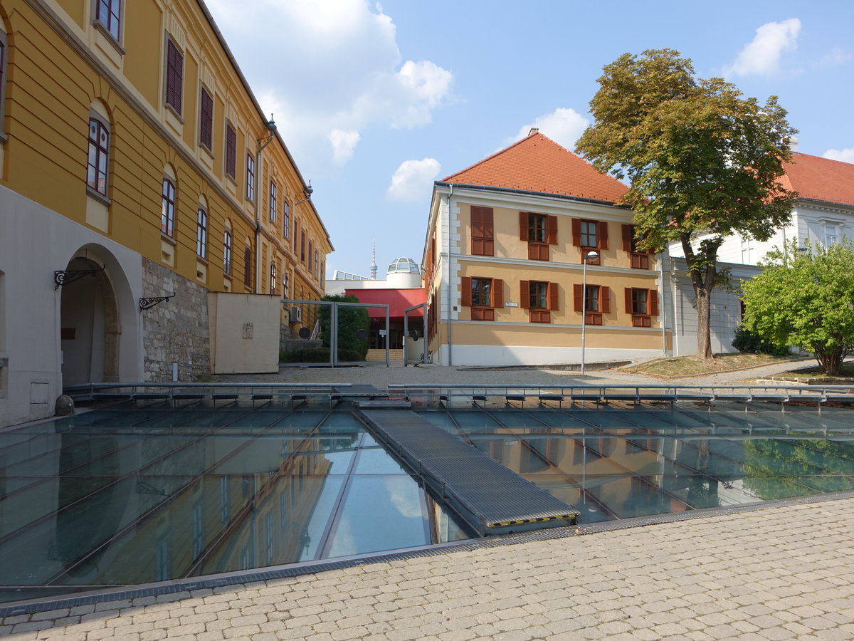 Pecs, Brunnenanlage vor dem Dommuseum mit Domherrenhaus (31.08.2018)