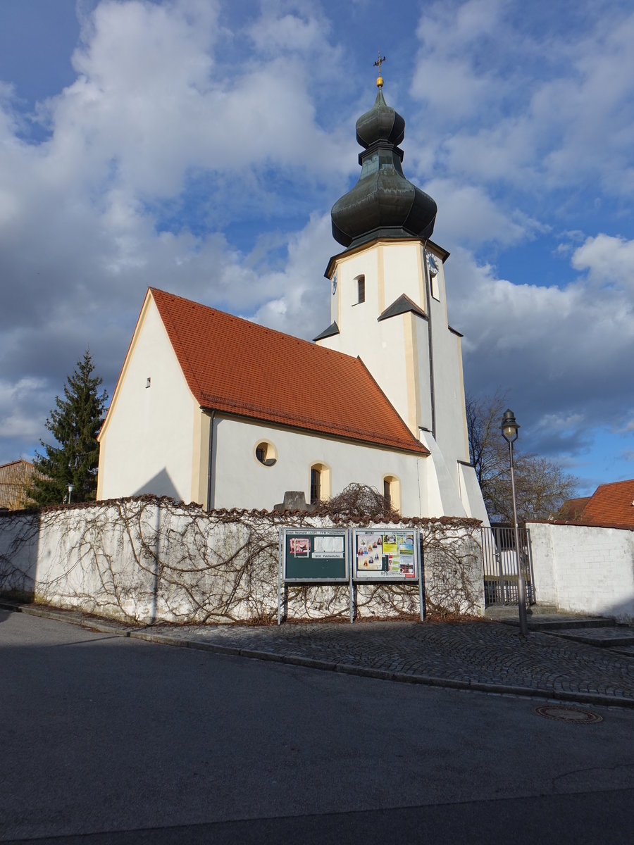 Pelchenhofen, Pfarrkirche St. gidius, gotische Saalbau mit Chorturm, Zwiebelhaube und Turmstrebepfeilern, umgestaltet im 18. Jahrhundert (05.03.2017)