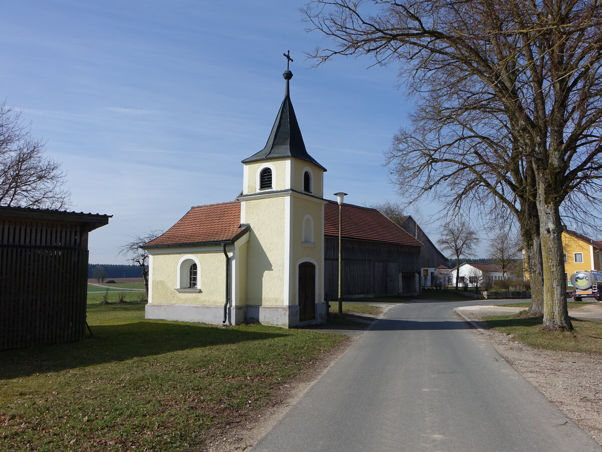 Pellndorf, Kapelle St. Sebastian, Satteldachbau mit eingezogener Apsis und Fassadenturm, erbaut 1859 (26.03.2017)
