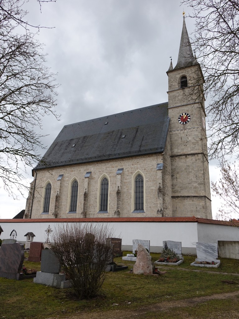 Petting, Pfarrkirche St. Johann, Einschiffiger sptgotischer Tuffquaderbau mit nicht eingezogenem Chor, erbaut Anfang des 16. Jahrhundert, Westturm im Kern romanisch (15.02.2016)
