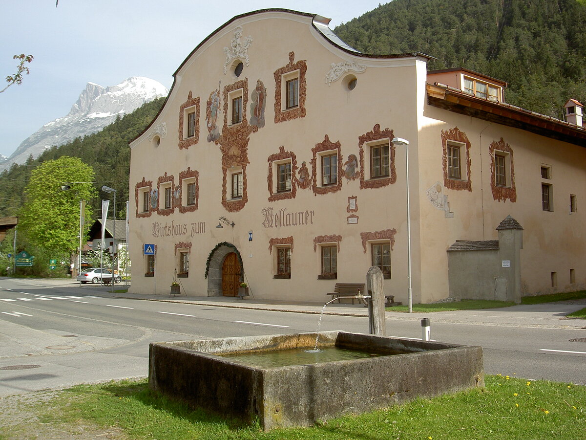 Pettnau, Gasthof Mellaunerhof in der Tiroler Strae, erbaut 1472, Fassade aus dem 18. Jahrhundert (30.04.2013)