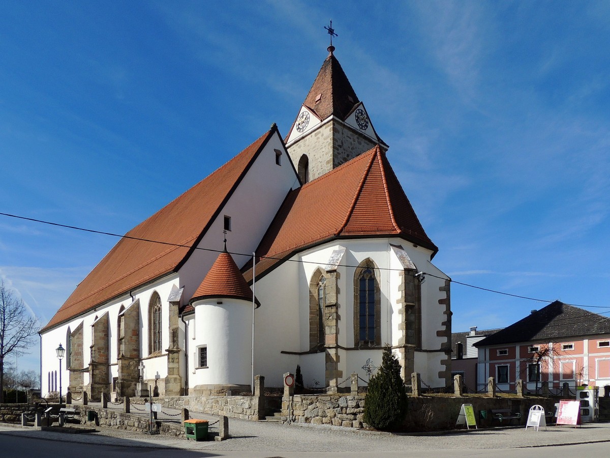 Pfarrkirche von Tragwein, wurde immer wieder schubweise ber viele Epochen hinweg errichtet, jedoch deutlich erkennbar und datiert der Zubau von 1966/67; 150308