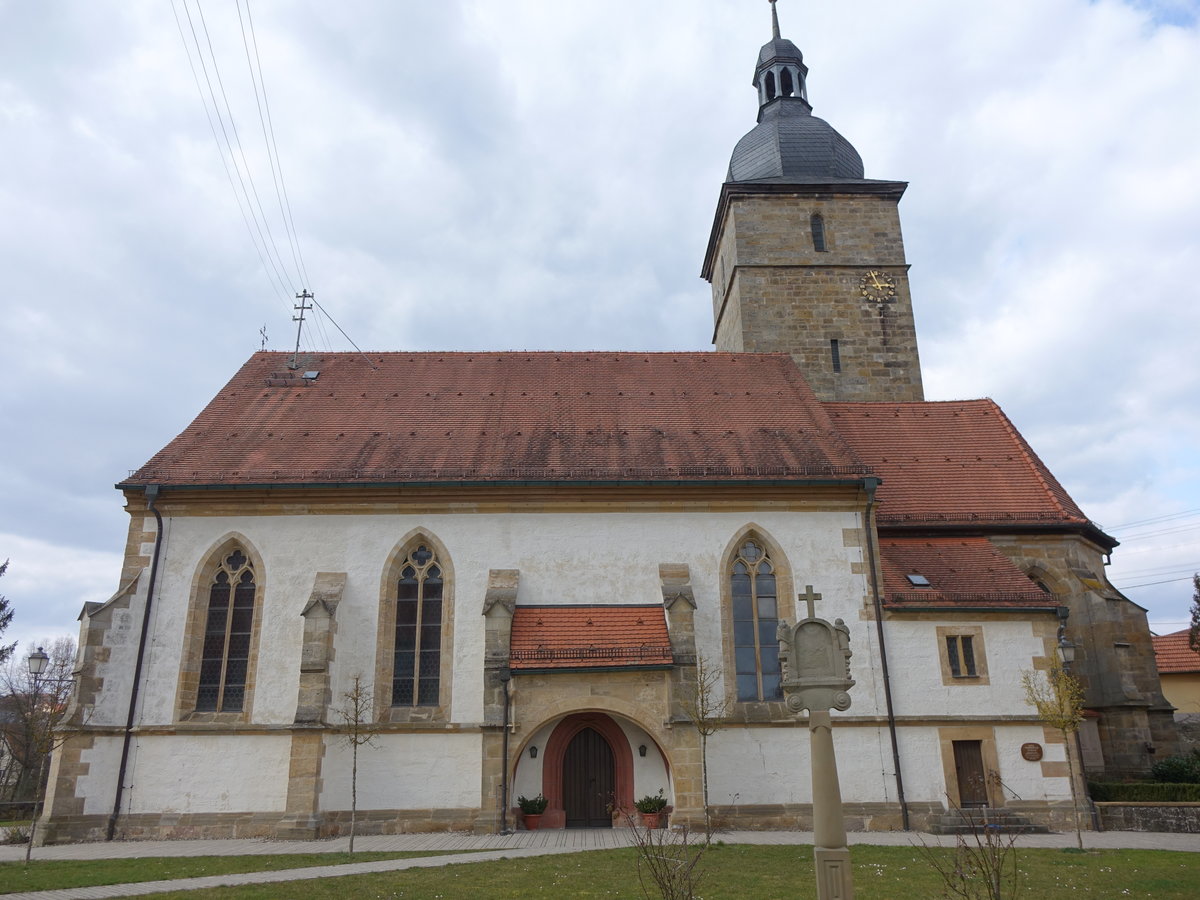 Pfarrweisach, Pfarrkirche St. Kilian, Dreischiffige Hallenkirche mit eingezogenem Chor und Satteldach, erbaut von 1516 bis 1519, Erhhung des Langhauses von Joseph Greissing 1715–17 (24.03.2016)