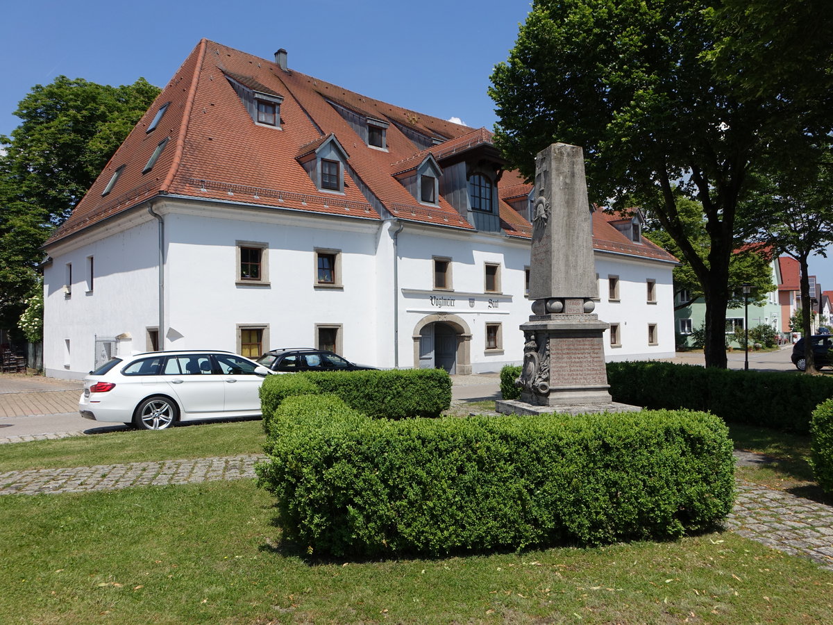 Pfatter, Gasthaus in der Haidauer Strae, zweigeschossiger und giebelstndiger Bau, erbaut im 17. Jahrhundert (02.06.2017)