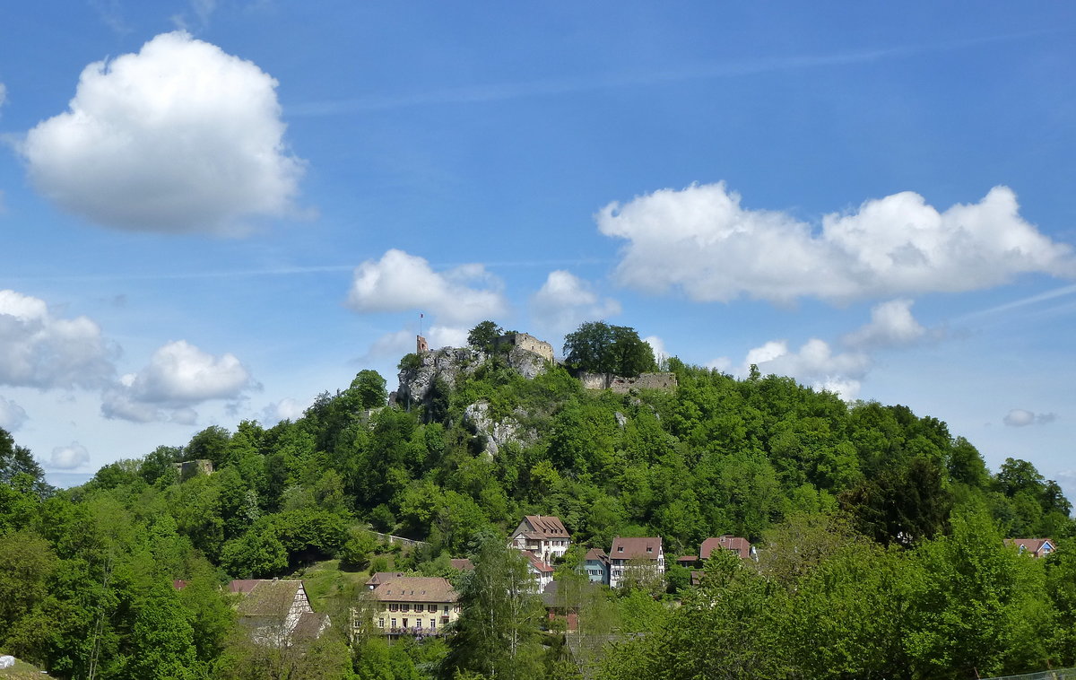 Pfirt(Ferette), Blick zur Burg Hohenpfirt, erbaut zur Zeit der Habsburger ab 1125, Ruine seit 1789, Mai 2016