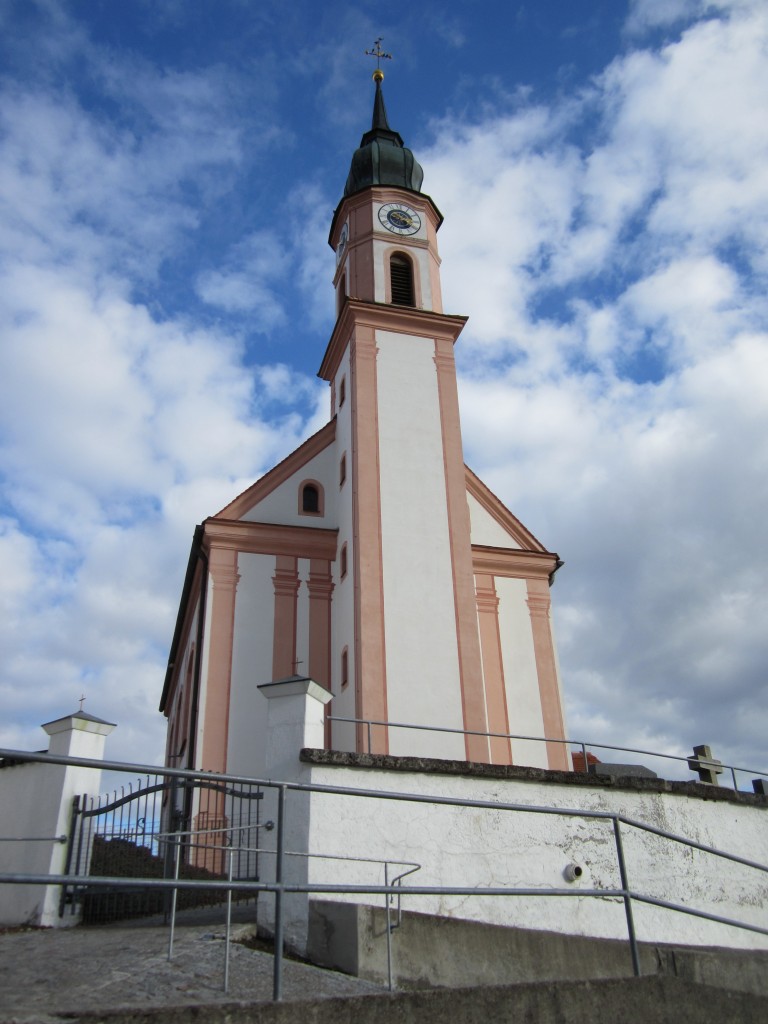 Pflugdorf, St. Laurentius Kirche, erbaut 1755 von Lorenz Sappl, Saalbau mit 
eingezogenem Polygonalchor und Westturm (22.02.2014)