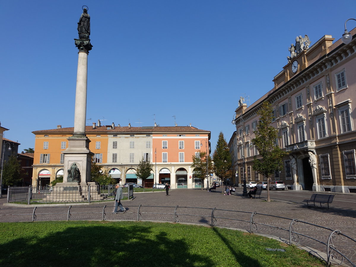 Piacenza, Mariensule und klassizistischer Gouverneurspalast von 1781 an der Piazza del Duomo (30.09.2018)