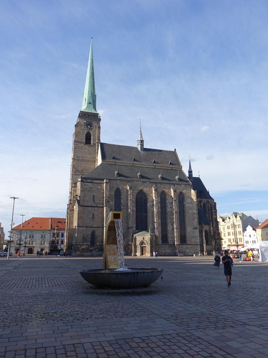 Pilsen, St. Bartholomus Kirche, erbaut von 1320 bis 1470, hchster Kirchturm Bhmens mit einer Hhe von 103 Meter (26.06.2020)