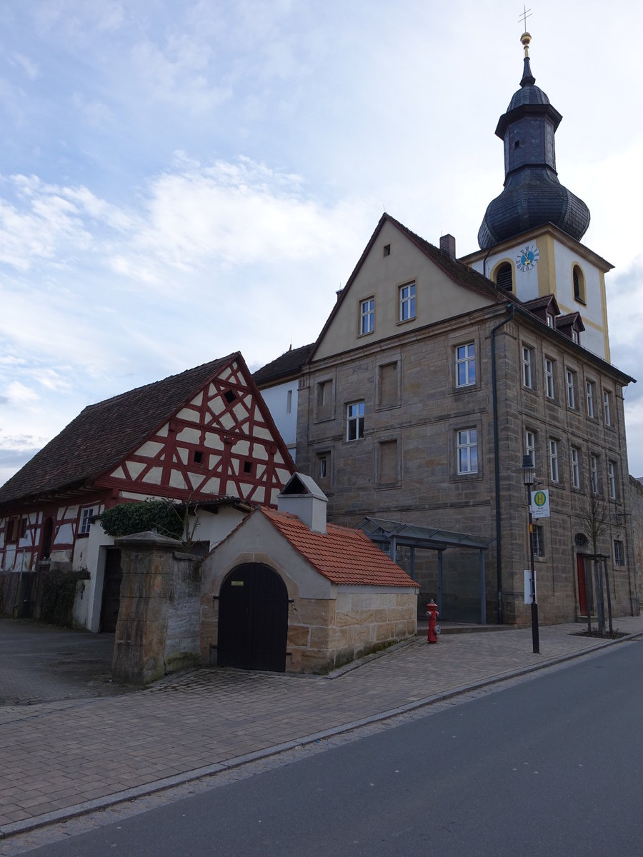 Pinzberg, St. Nikolaus Kirche und Pfarrhaus, Kirche erbaut im 15. Jahrhundert, barock umgestaltet 1731 durch Paulus Mayer, Pfarrhof erbaut von 1791 bis 1792, daneben ehem. Taglhnerhaus, erdgeschossiger Fachwerkbau mit Satteldach (27.03.2016)