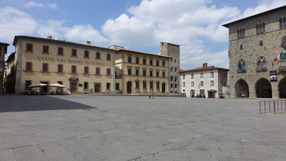Pistoia, Gebude der Bank Monte dei Paschi an der Piazza Duomo (16.06.2019)