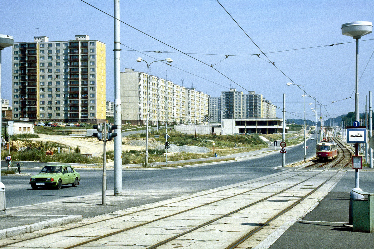 Plattenbauten und Straenbahn in Plzeň (Pilsen). Bild vom Dia. Aufnahme: Juli 1990.