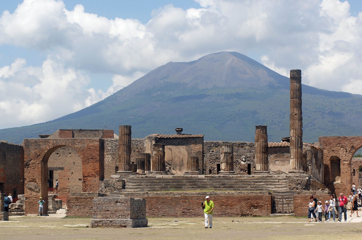 Pompeji mit Vesuv im Hintergrund. Aufnahmedatum: 24. Juli 2011.