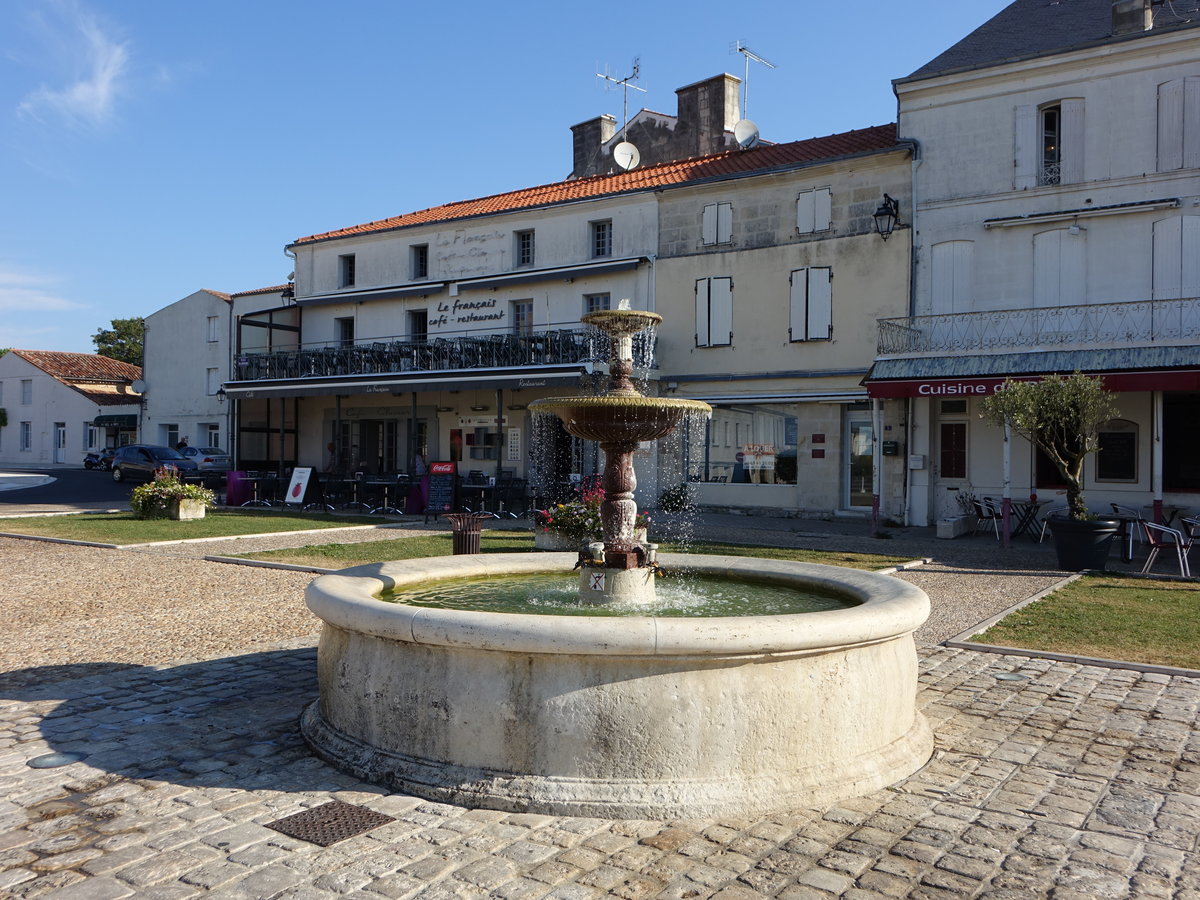 Pons, Brunnen und Cafe Francais am Cours d´Alsace Lorraine (24.07.2018)