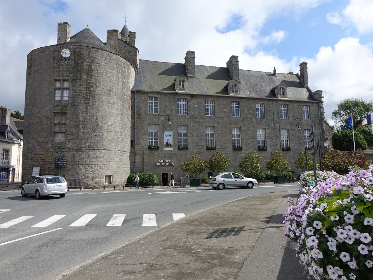 Pont-l´Abbe, Schloss mit mchtigen ovalen Turm enthlt heute das Rathaus und das Musee Bigouden fr Landesgeschichte (15.07.2015)