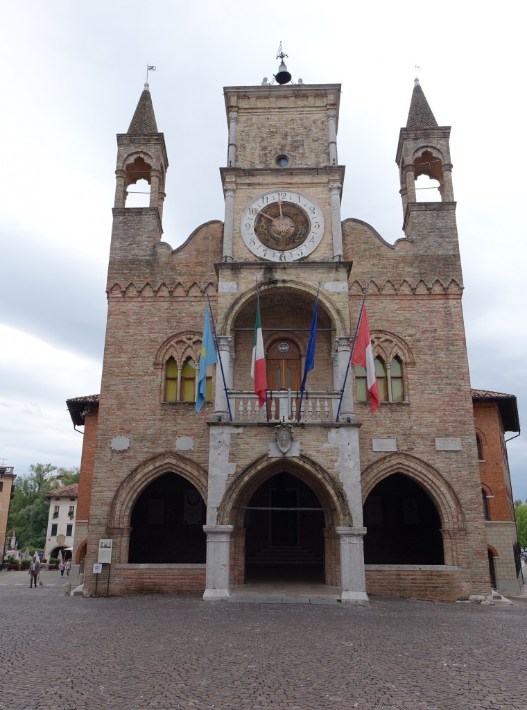 Pordenone, gotischer Palazzo Comunale, erbaut von 1291 bis 1395, Uhrturm erbaut im 16. Jahrhundert (24.09.2015)
