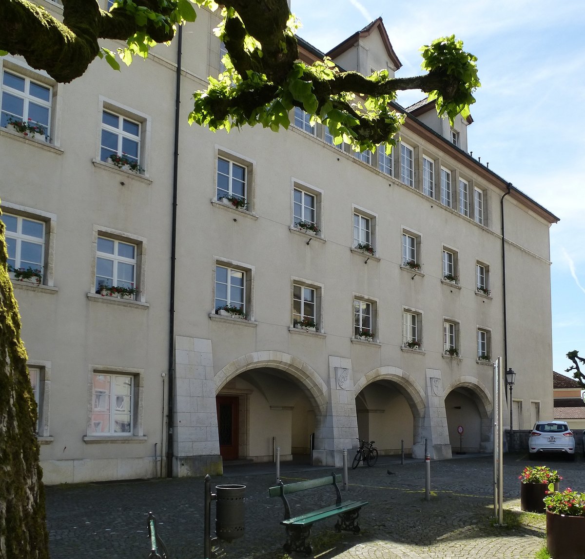Porrentruy, Torgebude und Eingang zum ehemaligen Jesuitenkollegium, jetzt Kantonalschule, Mai 2017
